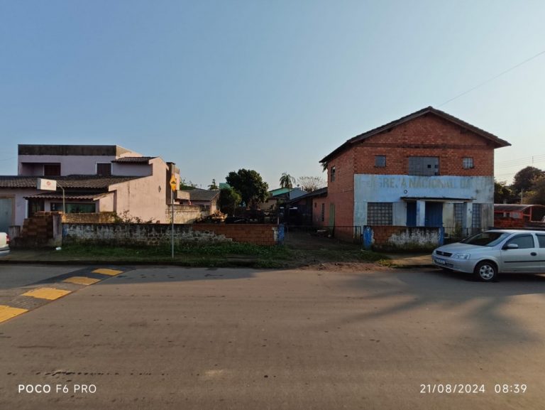 Belo terreno de esquina com área construída em Taquari RS