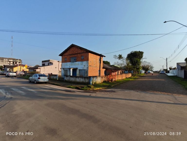 Belo terreno de esquina com área construída em Taquari RS