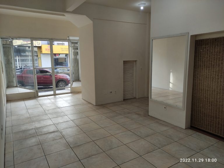 Espaçosa sala comercial no Centro em Taquari RS