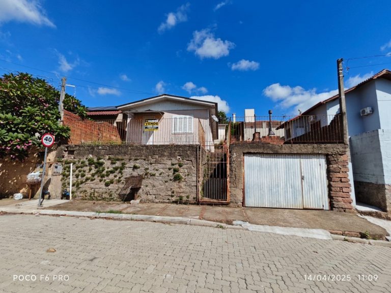 Adorável casa na rua Brigadeiro Albino Taquari RS