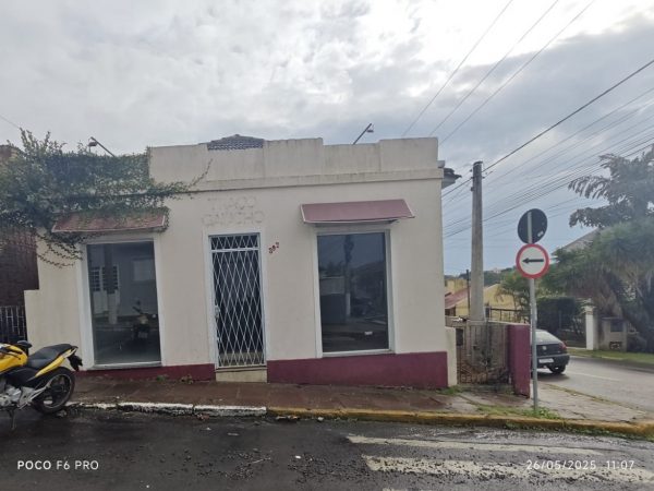 Imóvel comercial na esquina da rua General Osório e José Antero de Siqueira